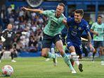 jonny-evans-kiri-bersaing-dengan-gelandang-chelsea-as-christian-pulisic.jpg