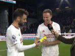 jonny-evans-mendapat-trofi-motm-dari-bruno-fernandes.jpg