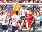 jordan-pickford-meninju-bola.jpg