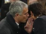 jose-mourinho-berbisik-kepada-pelatih-chelsea-antonio-conte_20161024_004626.jpg