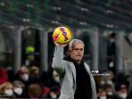 jose-mourinho-memegang-bola-saat-pertandingan-sepak-bola-serie-a.jpg