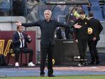 jose-mourinho-saat-pertandingan-sepak-bola-serie-a-italia-melawan-monza.jpg