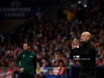 josep-guardiola-memberi-isyarat-selama-pertandingan-sepak.jpg