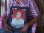 josephine-binsasi-memegang-foto-almarhum-paulus-usnaat_20150303_041429.jpg