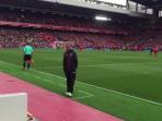juergen-klopp-selalu-membalikan-badannya-saat-liverpool_20160926_071803.jpg