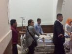 julia-perez-yang-terbaring-di-tempat-tidur-rumah-sakit-tengah-dibawa-dari-ruangannya_20170420_203858.jpg