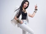 julia-vio-luncurkan-single-kudu-piye_20191112_172213.jpg