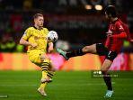 julian-ryerson-berebut-bola-dengan-gelandang-ac-milan-07-yacine.jpg