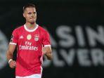 julian-weigl-saat-membela-benfica.jpg