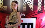 julie-estelle-pemenang-kategori-best-celebrity-actress_20141127_141238.jpg