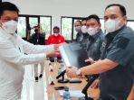 julizar-saat-menyerahkan-berkas-kepada-tim-tpp-7-musorprov-koni-dki-jakart.jpg