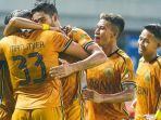 junior-brandao-peluk-matias-mier-saat-merayakan-gol-ke-gawang-persija.jpg