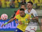 junior-moreno-kanan-memegangi-penyerang-brasil-neymar.jpg