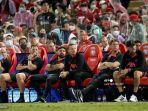 jurgen-klopp-kanan-menyaksikan-pertandingan-eksibisi-sepak-bola.jpg