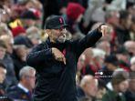 jurgen-klopp-memberi-isyarat-dari-tepi-lapangan.jpg