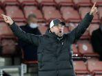 jurgen-klopp-memberi-isyarat-di-laga-southampton-vs-liverpool.jpg