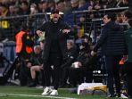 jurgen-klopp-memberi-isyarat-selama-pertandingan-sepak-bola-leg-kedua.jpg