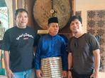 juru-kunci-istana-siak-zainuddin-di-depan-alat-musik-komet-di-istana-siak-sabtu-1722024.jpg
