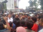juru-sita-pn-medan-membacakan-surat-eksekusi-tanah_20160831_130634.jpg