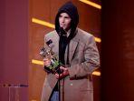 justin-bieber-menerima-penghargaan-artis-tahun-ini-d.jpg