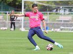 justin-hubner-melakukan-pemanasan-sebelum-membela-cerezo-osaka-di-piala-liga-jepang.jpg