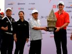 justin-rose-raih-trofi-indonesian-masters-2017_20171218_002042.jpg