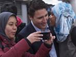 justin-trudeau-dikelilingi-oleh-penggemar-wanita-di-kanada_20151022_214450.jpg