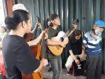 jusuf-90-saat-mengamen-bersama-sejumlah-musisi-jalanan.jpg