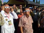 jusuf-kalla-saksikan-gerhana-matahari-di-kota-palu_1_20160309_130445.jpg