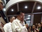 jusuf-kalla-tinjau-korban-banjir-di-sulsel_1.jpg