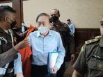 k-dipakaikan-baju-tahanan-usai-menja.jpg