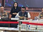 kabaharkam-polri-komjen-wahyu-widada-prescon-pengungkapan-situs-judi-online.jpg