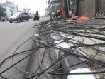 kabel-listrik-berserakan-di-trotoar_20160816_135445.jpg