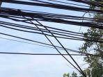 kabel-operator-telekomunikasi-dan-listrik-yang-terpasang-di-tanjungbarat-jakarta-selatan.jpg
