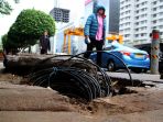 kabel-optik-di-trotoar-jalan-mh-thamrin_20161208_150800.jpg