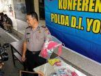 kabid-humas-polda-diy-akbp-yuliyanto-tunjukan-barang-bukti.jpg