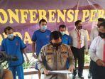 kabid-humas-polda-jabar-kombes-erdi-chaniago-saat-merilis-kasus.jpg