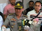 kabid-humas-polda-tunjukkan-ott-suap-pembuatan-surat-ijin_20161012_150905.jpg
