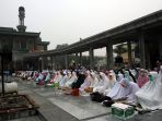 kabut-asap-di-pekanbaru-umat-muslim-laksanakan-salat-istisqa_20190918_182534.jpg