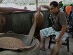 kacang-jaruk-udi-terkenal-karena-rasa-bawangnya_20170323_141200.jpg