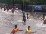 kacau-bocah-tawuran-di-tengah-banjir-jakarta-barat_20160919_181326.jpg
