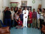 kades-perdamean-ths-berfoto-dengan-keluarga-dan-tim-suksesnya-seusai-dilantik.jpg