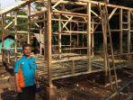 kades-sukaraharja-saepudin-memantau-pembangunan-rumah-aman.jpg