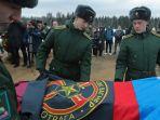 kadet-akademi-militer-rusia-menutupi-peti-mati-dengan-bendera.jpg