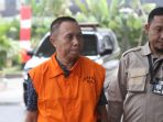 kajari-pamekasan-diperiksa-perdana_20170809_155243.jpg
