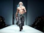 kakek-berusia-80-tahun-berlenggak-lenggok-di-cat-walk_20161024_172810.jpg