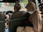 kakek-nenek-di-angkot.jpg