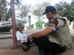 kakek-penjual-pisang-yang-mengalami-kerampokan-saat-menjajakan-dagangannya_20170608_120409.jpg