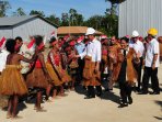kala-presiden-bekerja-dengan-menggunakan-pakaian-adat-papua_20160103_212039.jpg
