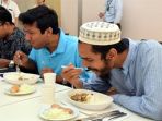 kalangan-muslim-makan-di-kantin-universitas-yamaguci_20170804_142945.jpg